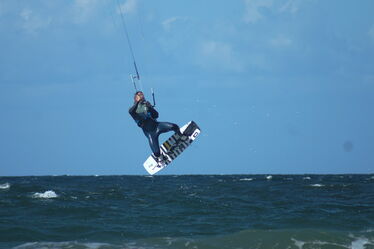 Kitesurfer beim Wasserstart im Kitesurfkurs an der Ostsee