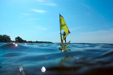 Windsurfen für Kinder im sicheren Stehrevier