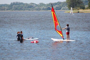 Erste Schritte im Windsurfen am Salzhaff