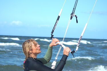 Kitesurfen lernen für Anfänger im ruhigen Wasser der Ostsee