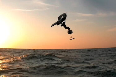 Wingfoil Action am Salzhaff in Rerik bei Sonnenuntergang an der Ostsee