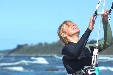 Kitesurfkurs mit Lehrer und Schüler im flachen Wasser am Salzhaff