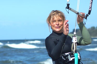 Kiteschule Rerik unterrichtet Kitesurfen im Stehrevier Salzhaff